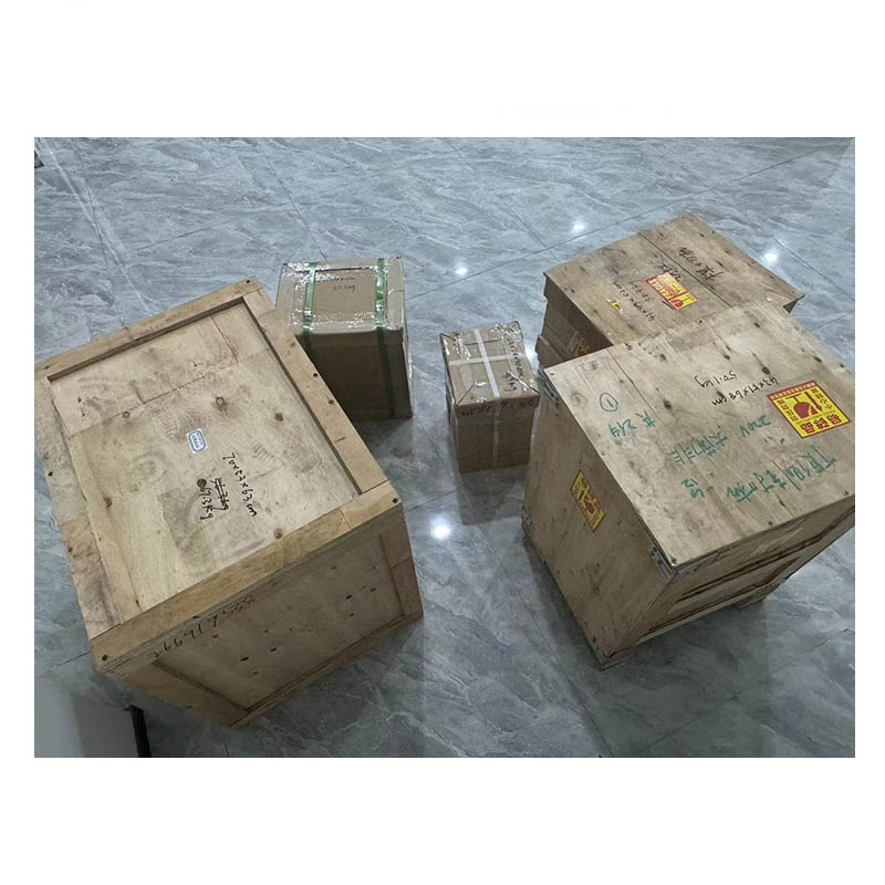 Entrega de máquina troqueladora de batería.